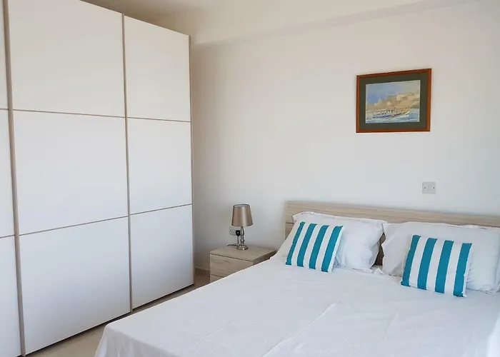 36 Triq Luigi Preziosi アパート *